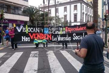 Los inquilinos de Visocan en Telde y de la RSP de Jinámar, en la protesta capitalina del Primero de Mayo (Foto TA)